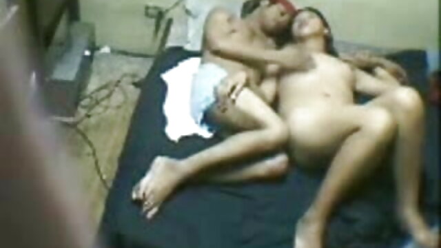 एक पतला श्यामला गधा में एक लिंग की उपस्थिति से हिंदी सेक्स फुल मूवी वीडियो विलाप करता है