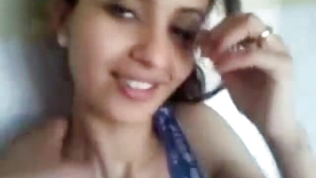 उँगलियों और डिल्डो से हिंदी में सेक्सी वीडियो फुल मूवी बालों वाली चूत को सहलाना