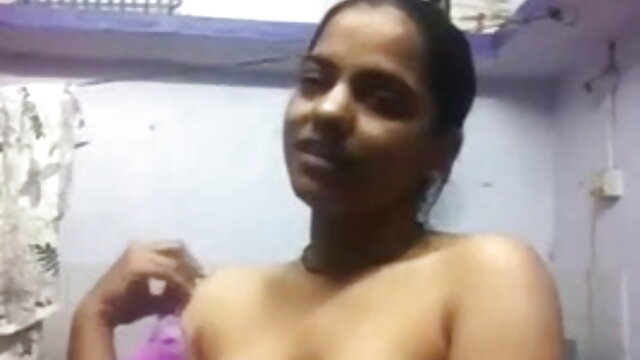 18 साल की उम्र में किशोर लड़की ने एक उत्कृष्ट हिंदी वीडियो फुल मूवी सेक्सी स्तन बनाया