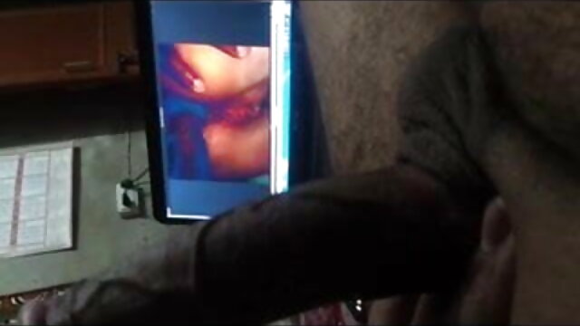 Saggy स्तन वाली एक बूढ़ी औरत ने सेक्सी फिल्म वीडियो फुल उसकी चूत को सहलाया