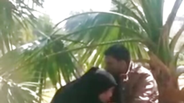 फूहड़ हिंदी सेक्सी फिल्म फुल आदमी को छेड़ता है और एक स्ट्रैपआन के साथ गुदा में उसे चोदता है