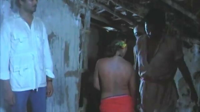 बिस्तर पर सेक्सी मूवी फुल एचडी हिंदी में रूसी डाकुओं ने अपहरण किए गए श्यामला को सुखा दिया