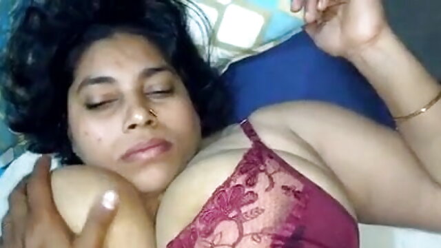 एक जलती हुई कुतिया से सेक्स की मालिश हिंदी वीडियो सेक्सी फुल मूवी ने लड़के को बहुत उत्तेजित किया