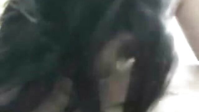 कुशल लड़की एक हिंदी सेक्सी फुल मूवी वीडियो लिंग को दो हाथों से झटक देती है