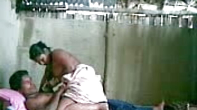 एक निजी जासूस पार्क में किसी और हिंदी सेक्स फुल मूवी वीडियो की पत्नी को धोखा देता हुआ देखता है