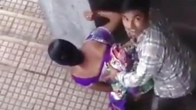 एक बहुत छोटी लड़की कैमरे पर एक फूल सेक्सी पिक्चर हिंदी फुल मूवी के साथ हस्तमैथुन करती है