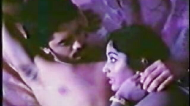 नीग्रो जल्दी से बिस्तर में एक भावुक लड़की को हिंदी वीडियो फुल मूवी सेक्सी खींचता है