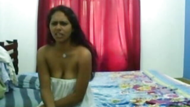 लंबे बालों वाली लड़की बेडरूम में छिपे फुल हिंदी सेक्सी मूवी कैमरे पर झटके देती है